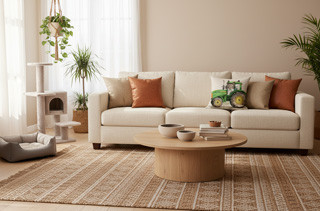 Jaký bytový textil je vhodný do domácnosti se psy a kočkami? Praktické tipy na materiály, barvy a údržbu, které usnadní život.